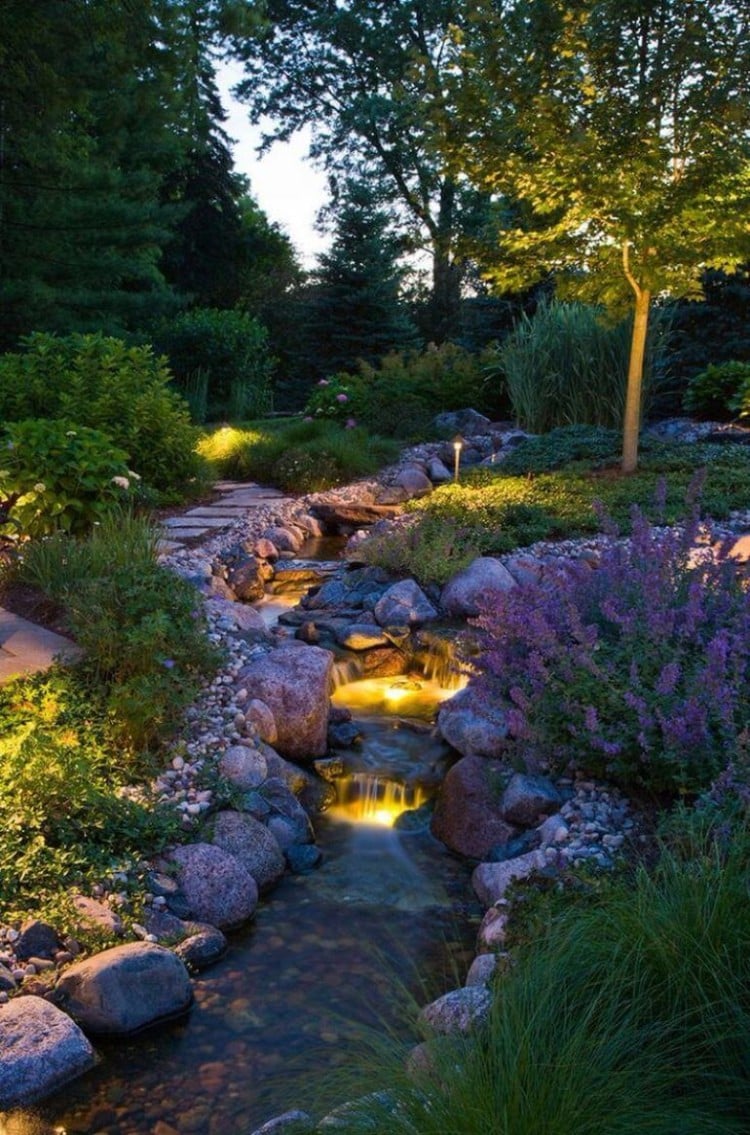 jardin romantique ruisseau et verdure