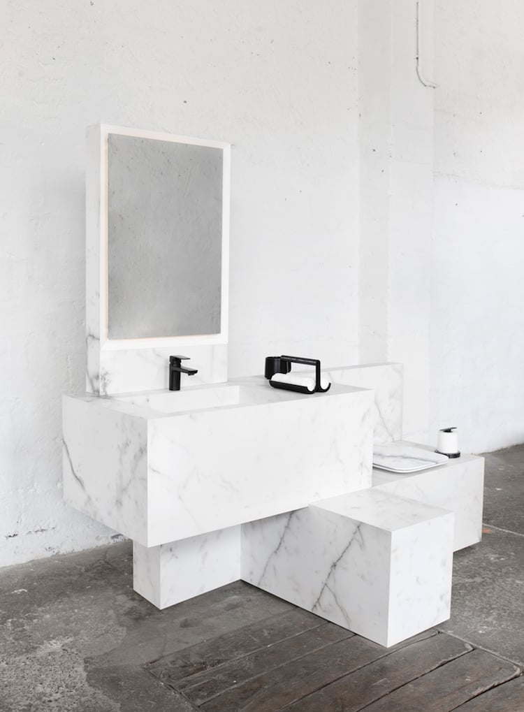 meuble salle de bain marbre avec lavabo et cuvette intégrée