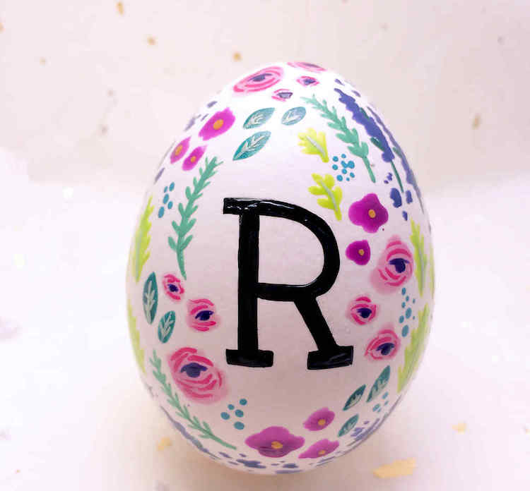 œuf de Pâques personnalisé avec vernis à ongles couleurs