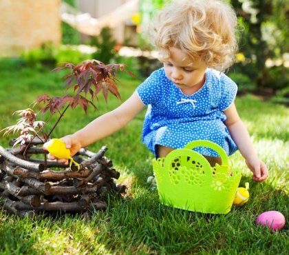organiser chasse œufs Paques divertir petits enfants cachettes jardin