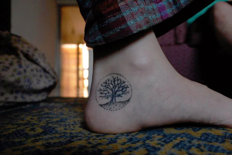 petit tatouage arbre de vie à l' intérieur du pied