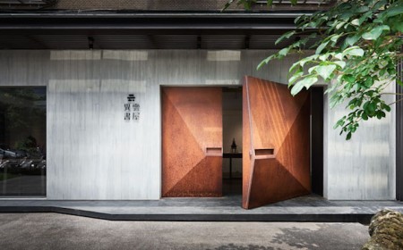porte d' entrée acier corrodé de design géométrique