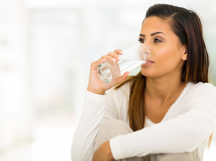 prévention et soins peau déshydratée - boire beaucoup d'eau