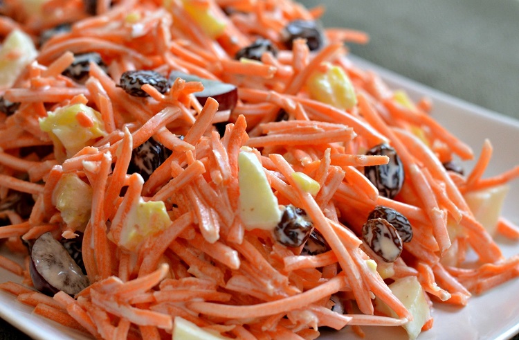 recette avec carottes printanière salade facile proposition saine noix yaourt raisins