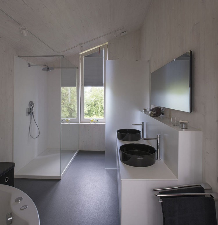 revêtement bois intérieur salle de bain blanche