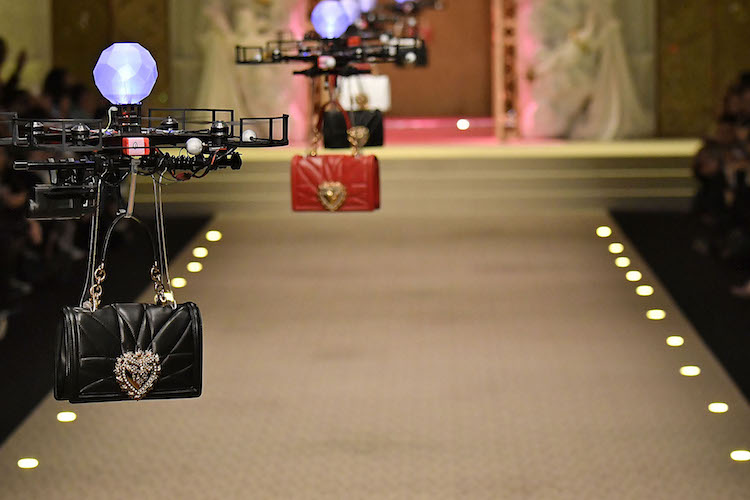 sacs-de-Dolce-et-Gabbana-flottant-dans-les-airs-drones.jpg