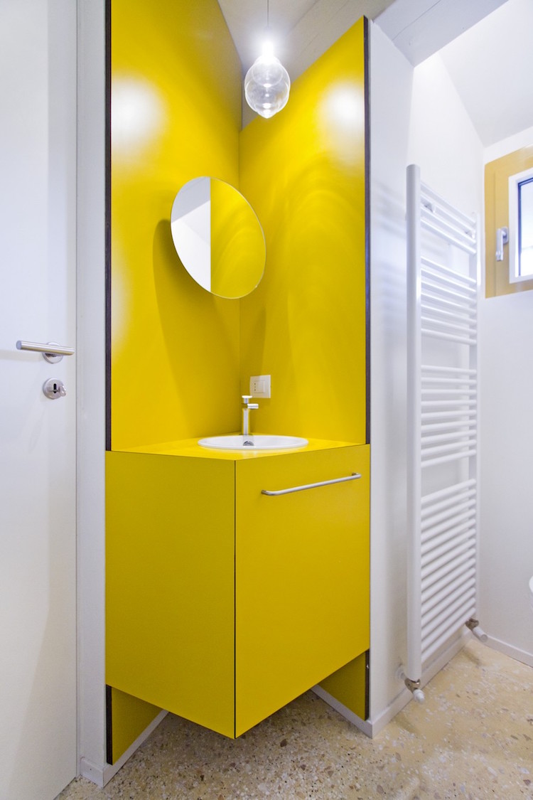 salle de bain jaune vif blanc meuble sur mesure