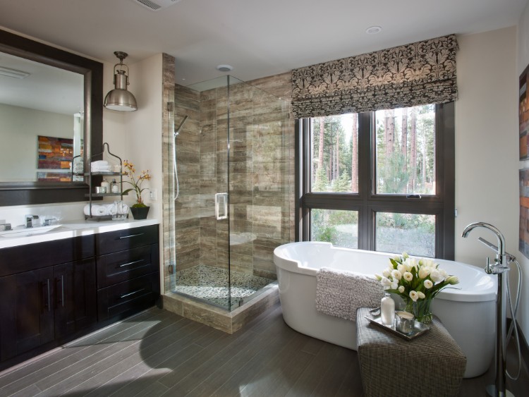 salle de bain moderne avec fenêtres