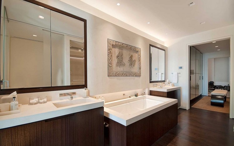 salle de bain moderne blanche bois foncé