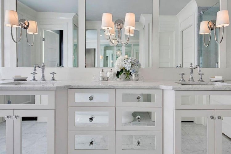 salle de bain moderne blanche lampes design