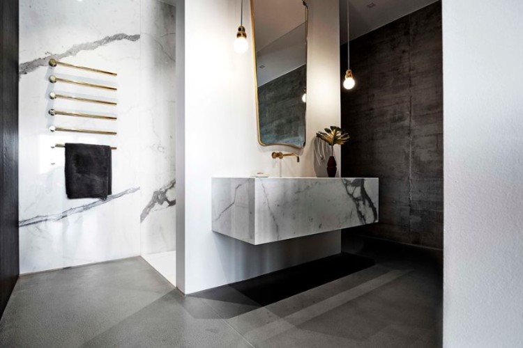 salle de bain moderne marbre et suspensions