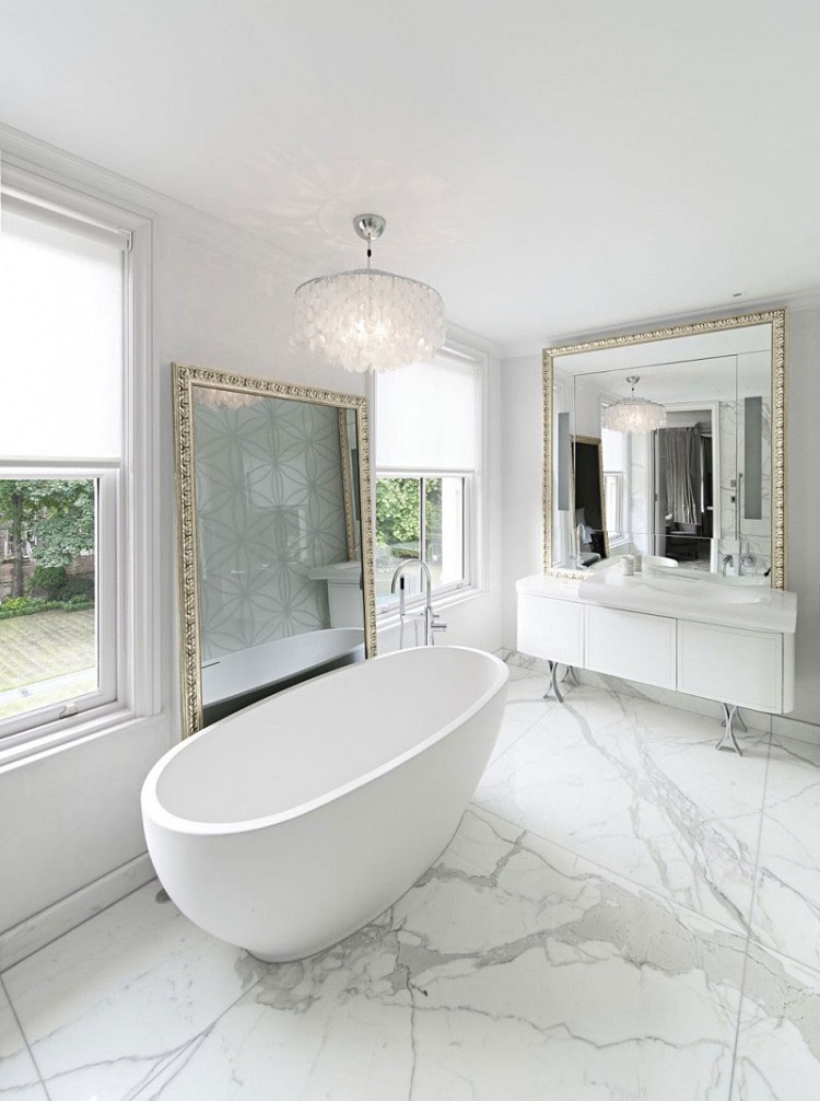 salle de bain moderne marbre grandes fenêtres