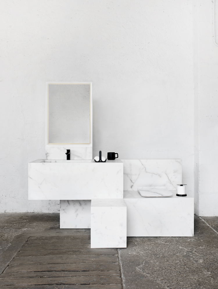 sanitaire et meuble salle de bain marbre blanc avec miroir lumineux