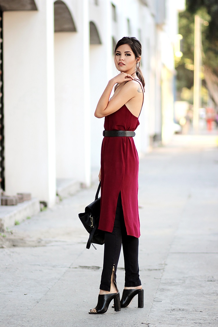 slip dress rouge avec dentelle associée pantalon noire collant talons hauts tendance