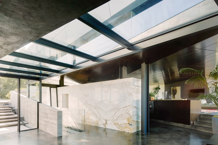 sol beton cire deco marbre blanc surfaces vitrees