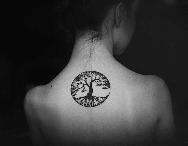 tatouage arbre de vie dans cercle nuque dos femme