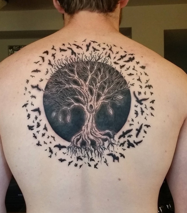 tatouage arbre de vie et oiseaux qui s' envolent dos homme