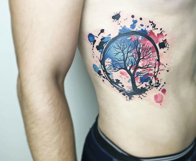 tatouage arbre de vie fond aquarelle sur les côtes
