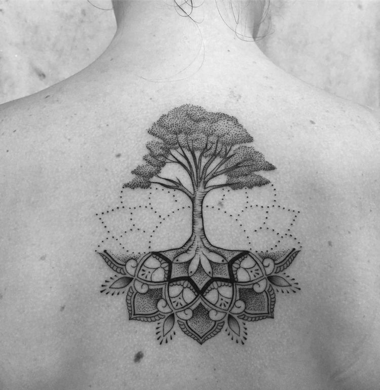 tatouage arbre de vie mandala dotwork tatouage dos femme