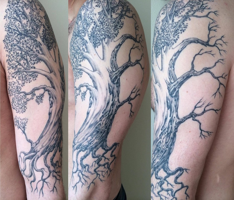 tatouage arbre de vie mi-mort mi-vivant par Jeff Cornell
