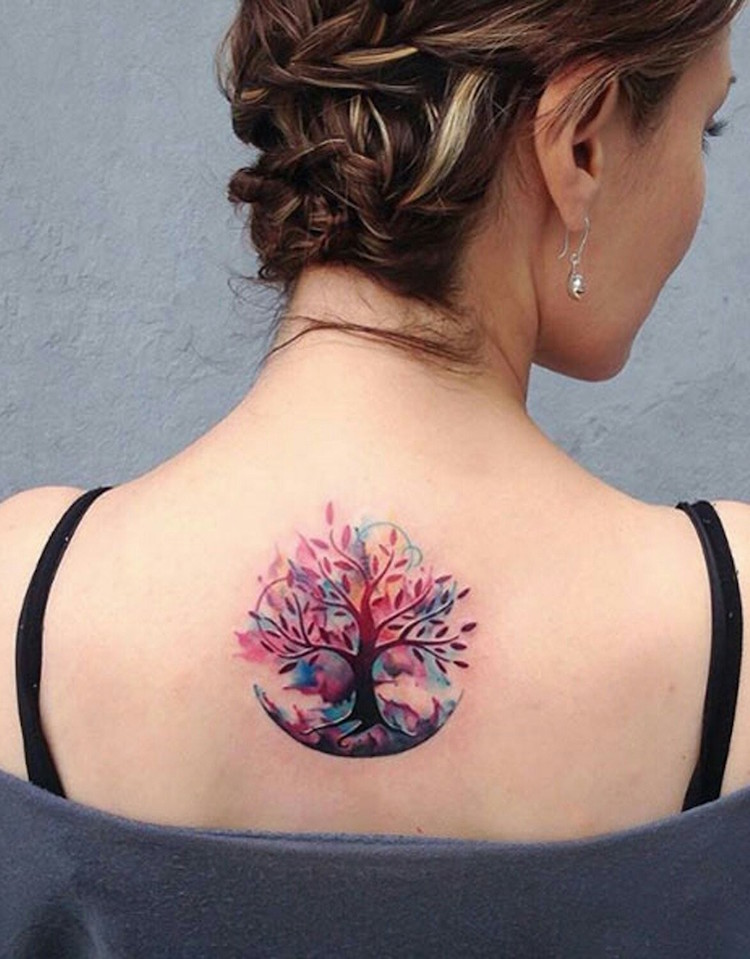 tatouage arbre de vie pour femme entre les omoplates