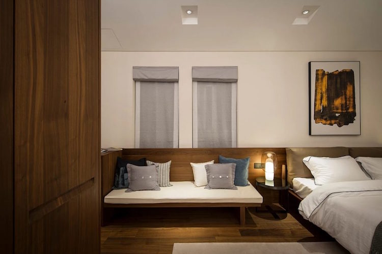 tête de lit en bois massif avec banc et rangement intégré One Villa Prism design