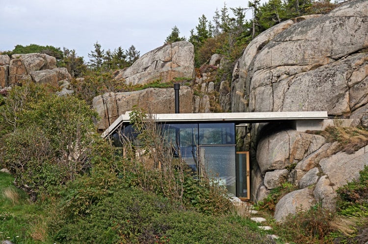 toit en béton cabane nichée parmi les rochers