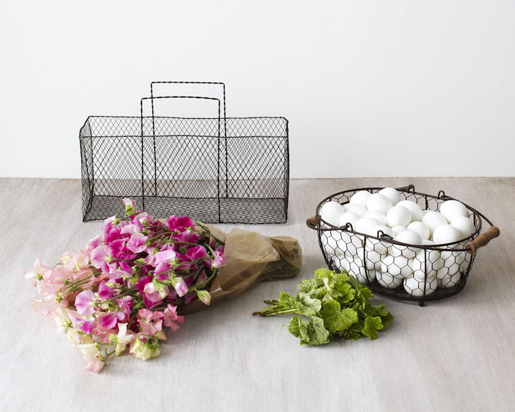tuto centre de table Paques DIY fleurs et oeufs blancs dans un panier grillagé