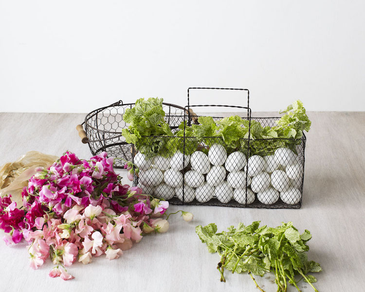 tutoriel centre de table Paques - garnir les oeufs blancs de verdure du jardin