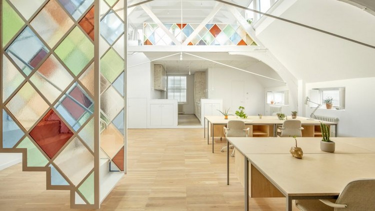 vitrail moderne décoratif escalier suspendu maison anglaise contemporaine projet architectural Surman Weston