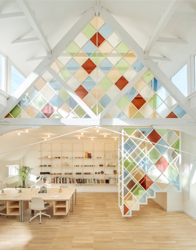 vitrail moderne poutres bois paravent verre décoratif maison architecte moderne style victorien revisité