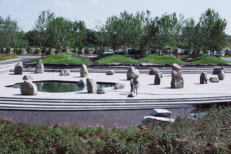 aménagement espace public avec roches in situ - projet Terrain Elyn Zimmerman