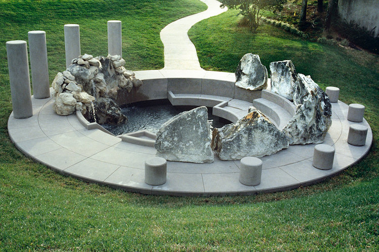 aménagement espace public pierre in situ avec fontaine Sanctuary