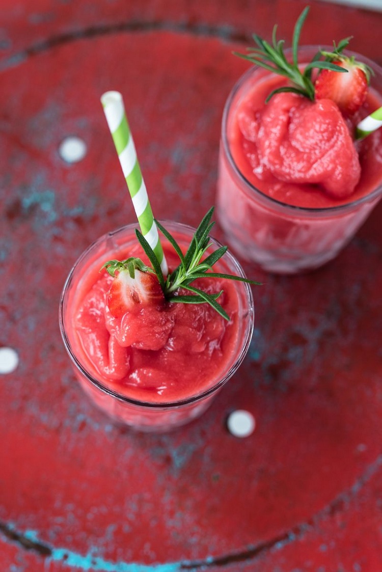 boisson rafraîchissante au gin et aux fraises