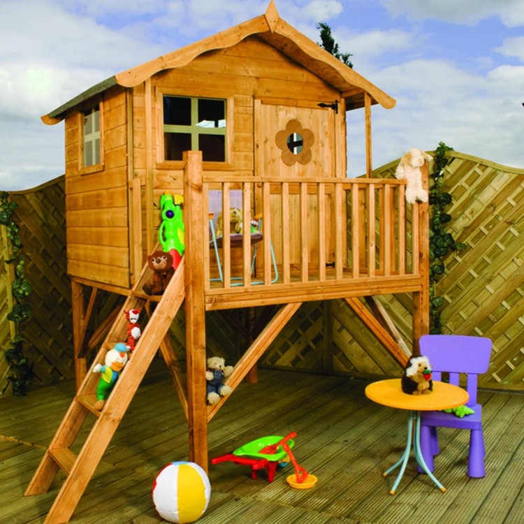 cabane en bois sur pilotis avec escalier jouets