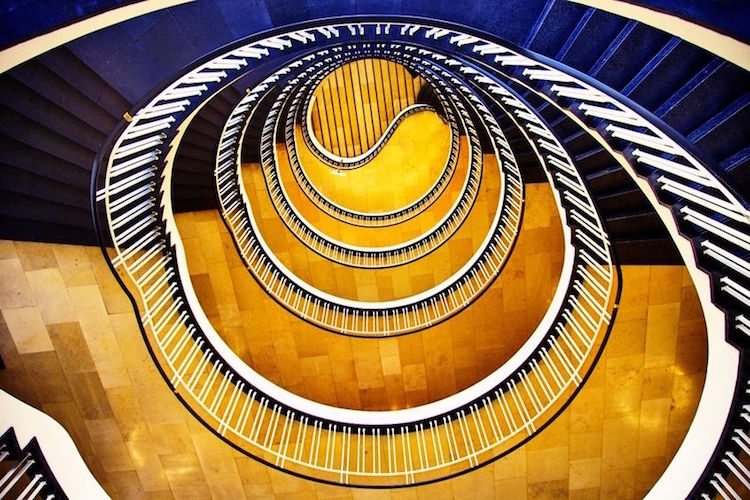 cage d' escalier spirale asymétrique en tons chauds et froids
