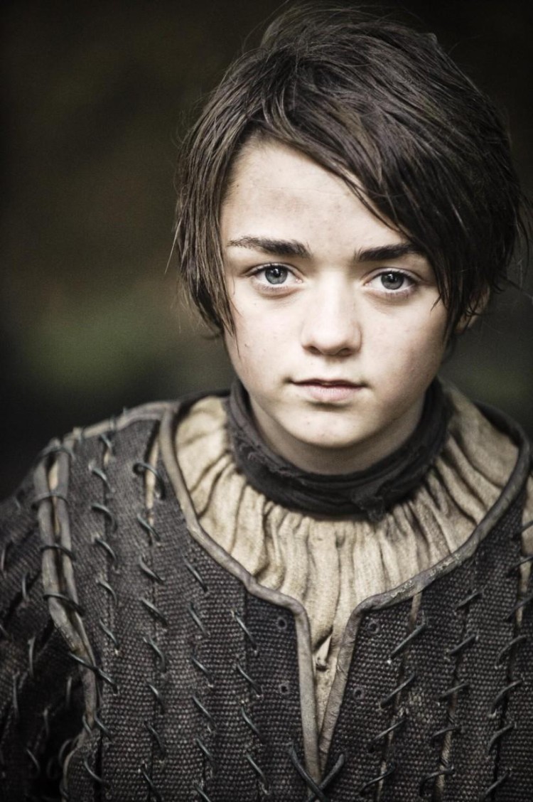 coiffure Game of Thrones coupe garçonne mèches encadrant visage inspiration Arya Stark