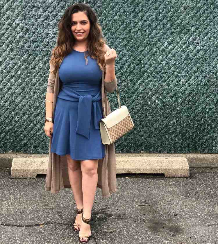 comment s'habiller pour un baptême femme robe bleue