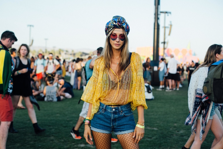 comment s'habiller pour un festival de musique ete blouse jaune transparente short denim collant trous
