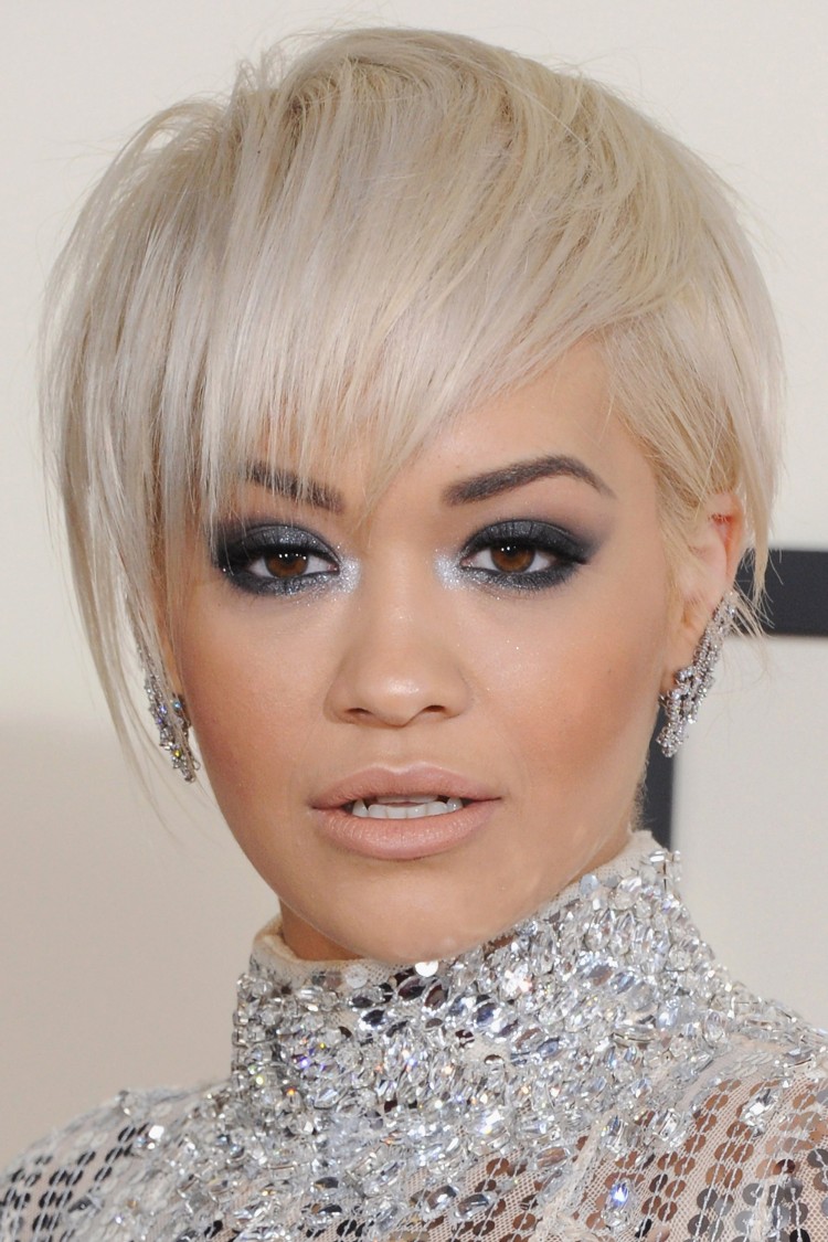 coupe courte femme 2018 Rita Ora look branché coiffure tendance frange dégradée