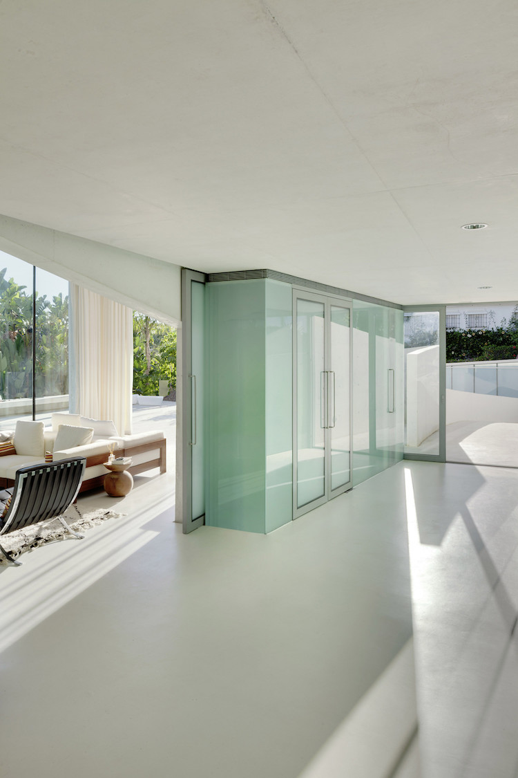 design interieur minimaliste blanc ascenseur verre