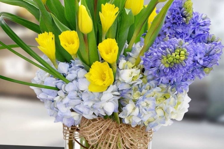 déco de table printemps composition florale pour anniversaire