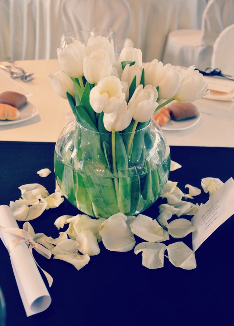 déco de table printemps tulipes blanches et pétales de rose