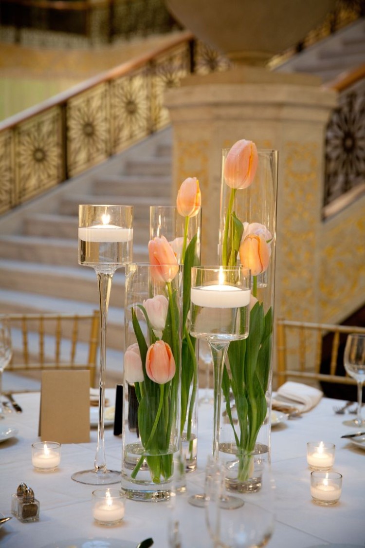 déco florale mariage thème printemps centre table originale tulipes dans bocal
