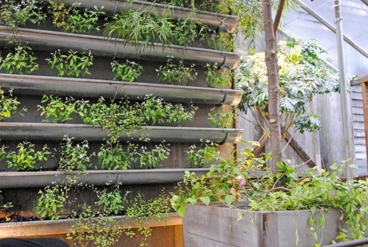 déco style industriel idée aménagement jardin vertical béton touches industrielles