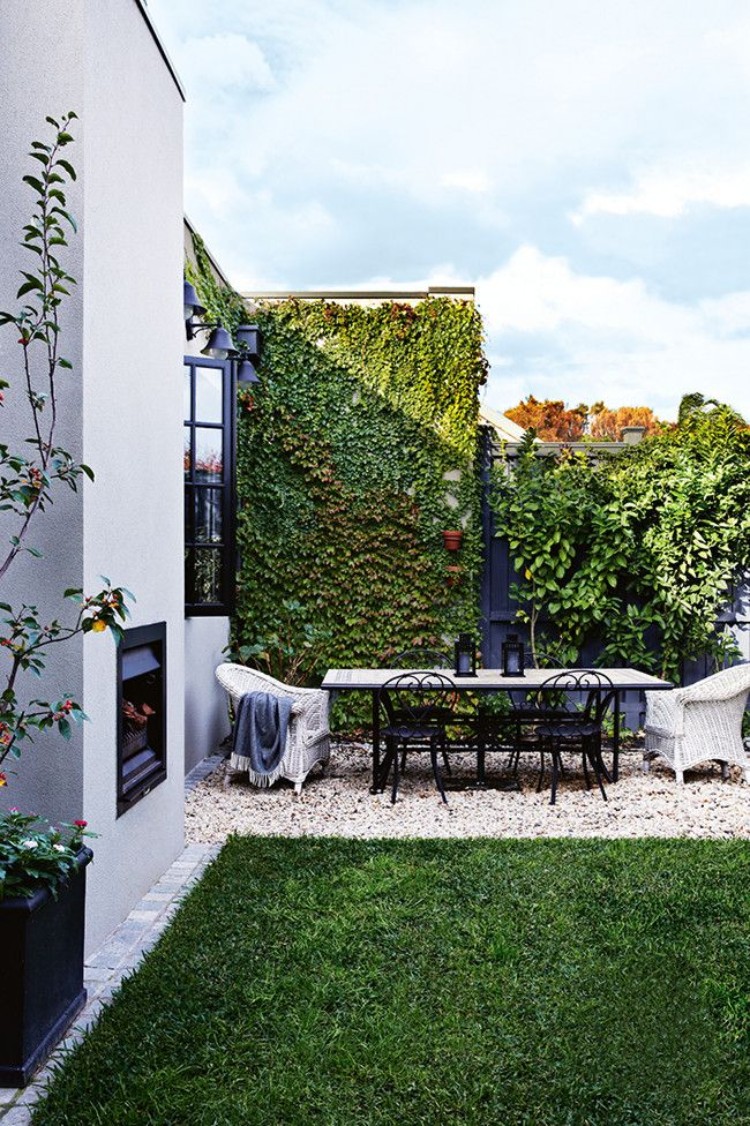 déco style industriel mur végétalisé allée pierres mobilier fer forgé salon jardin moderne