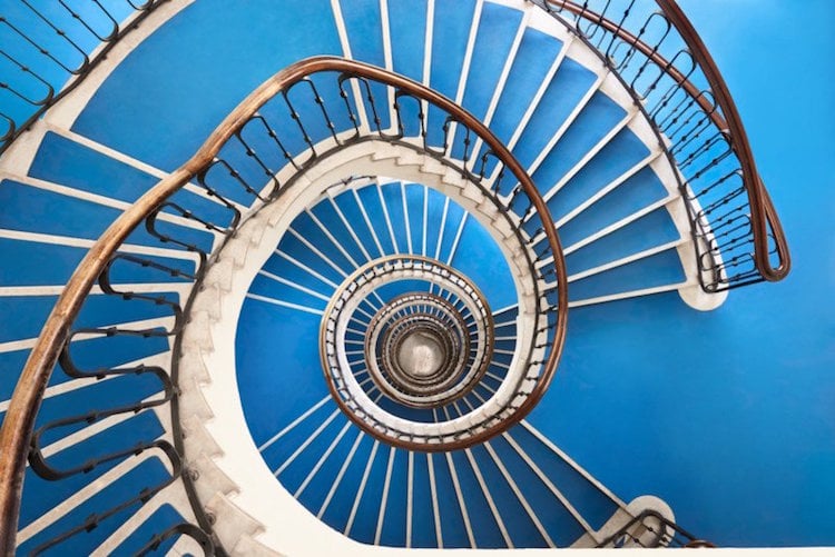 escalier en spirale bleu et blanc avec main courante floue