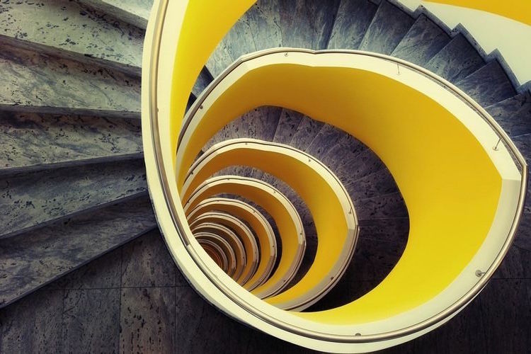 escalier forme de spirale imparfaite en marbre gris blanc et jaune