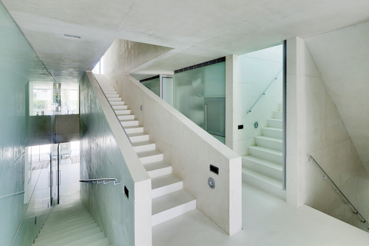 escalier interieur droit acces piscine sur toit