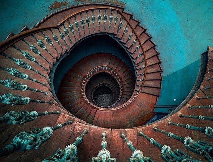 escalier spirale ancien exotique en turquoise bois et métal patiné
